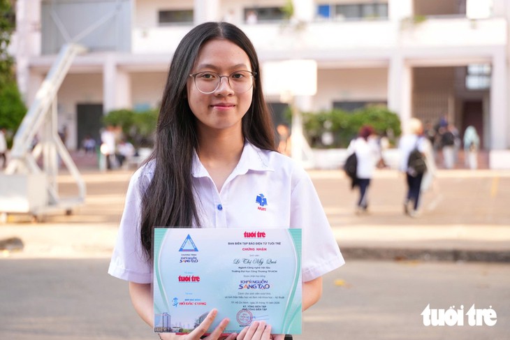 Trao hơn 1 tỉ đồng học bổng Khơi nguồn sáng tạo và học bổng Hồ Đắc Cung - Ảnh 2.