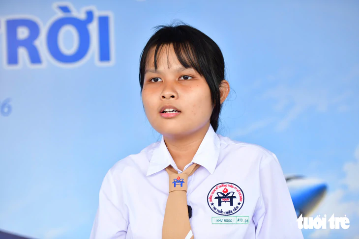 Trao hơn 1 tỉ đồng học bổng Khơi nguồn sáng tạo và học bổng Hồ Đắc Cung - Ảnh 4.