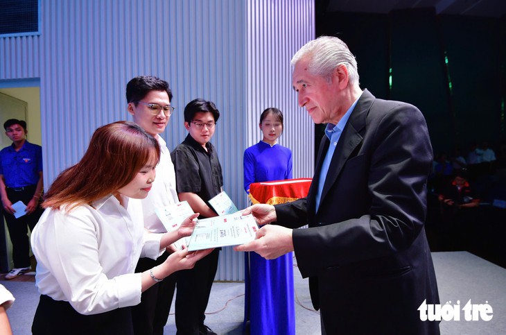 Trao hơn 1 tỉ đồng học bổng Khơi nguồn sáng tạo và học bổng Hồ Đắc Cung - Ảnh 6.