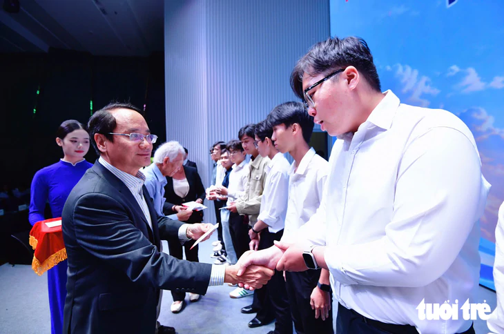Trao hơn 1 tỉ đồng học bổng Khơi nguồn sáng tạo và học bổng Hồ Đắc Cung - Ảnh 7.