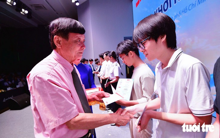 Trao hơn 1 tỉ đồng học bổng Khơi nguồn sáng tạo và học bổng Hồ Đắc Cung - Ảnh 8.