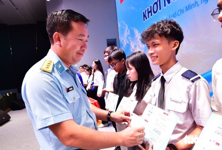 Trao hơn 1 tỉ đồng học bổng Khơi nguồn sáng tạo và học bổng Hồ Đắc Cung - Ảnh 9.