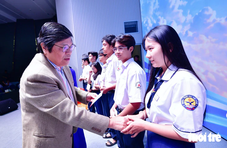 Trao hơn 1 tỉ đồng học bổng Khơi nguồn sáng tạo và học bổng Hồ Đắc Cung - Ảnh 10.