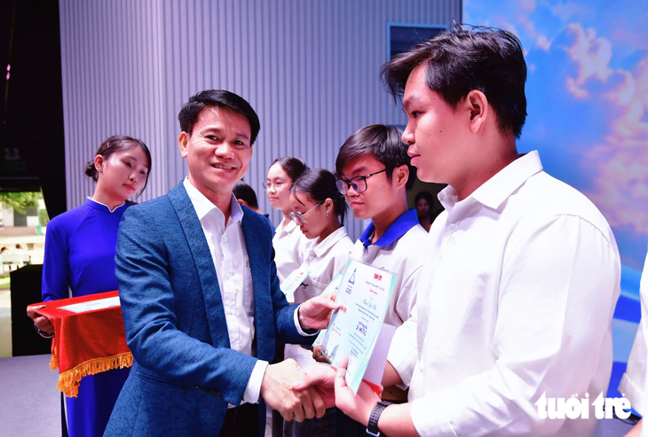 Trao hơn 1 tỉ đồng học bổng Khơi nguồn sáng tạo và học bổng Hồ Đắc Cung - Ảnh 11.
