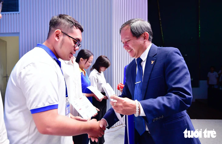 Trao hơn 1 tỉ đồng học bổng Khơi nguồn sáng tạo và học bổng Hồ Đắc Cung - Ảnh 12.