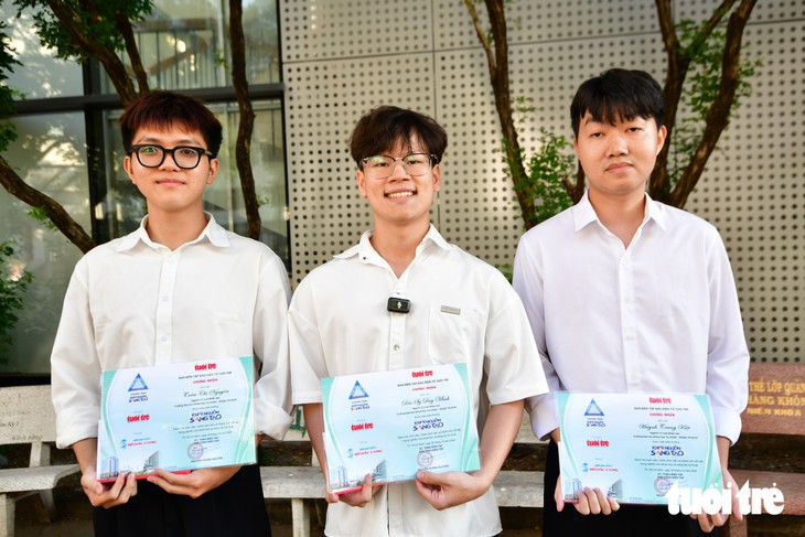 Trao hơn 1 tỉ đồng học bổng Khơi nguồn sáng tạo và học bổng Hồ Đắc Cung - Ảnh 18.