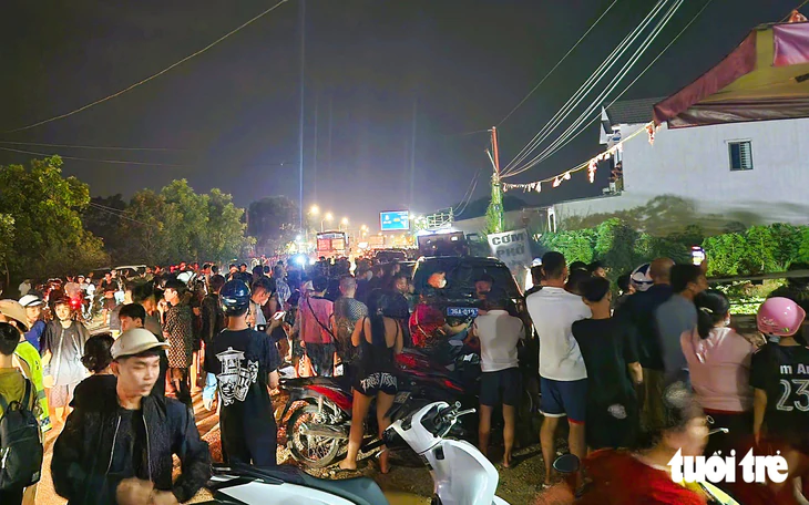Đã bắt được hai thanh niên cầm kiếm cố thủ trên tầng hai ngôi nhà ở Thanh Hóa - Ảnh 1.