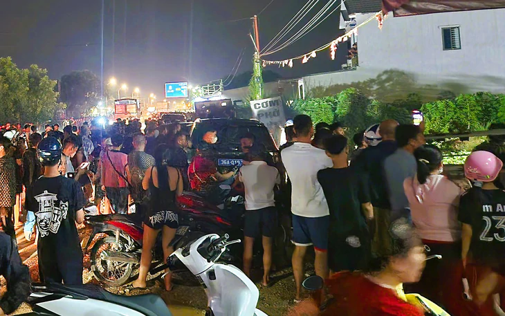Vụ cầm kiếm cố thủ trên mái nhà: Nhóm người tới thuê nhà khoảng 10 ngày trước - Ảnh 2.