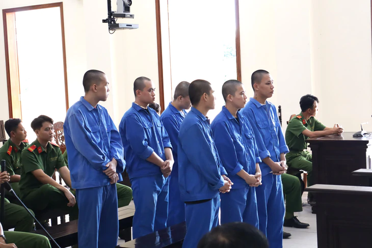 Dùng búa đĩa tự chế tấn công vùng đầu nạn nhân, nhóm bị cáo bị phạt gần 30 năm tù - Ảnh 1.