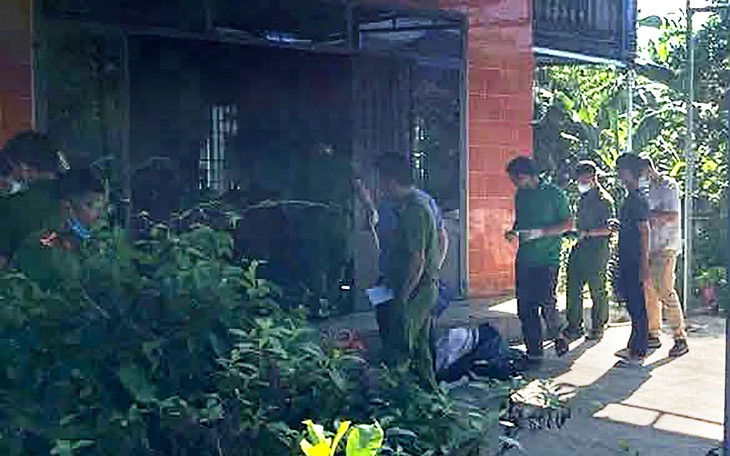 Vụ cháy nhà chết 2 cha con: Ông bà nội cũng bị thương, sức khỏe sao? - Ảnh 2.