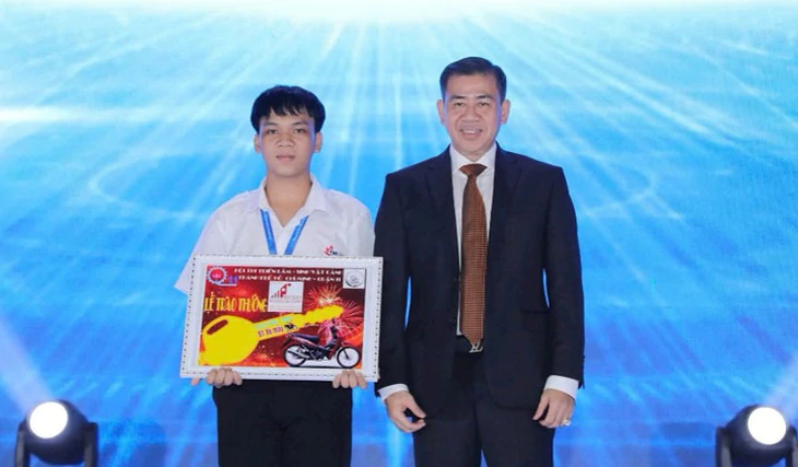 Thầy hiệu trưởng lặng lẽ tiếp sức, giữ ước mơ cho sinh viên nghèo - Ảnh 5.