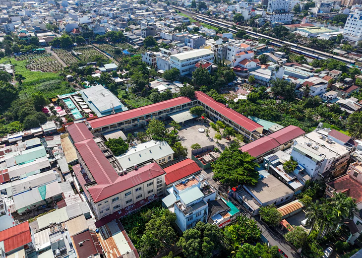 Lý do Trường Tiểu học Bình Triệu ở TP.HCM hay ngập - Ảnh 2.