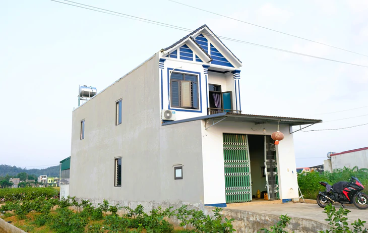 Vụ cầm kiếm cố thủ trên mái nhà: Nhóm người tới thuê nhà khoảng 10 ngày trước - Ảnh 3.