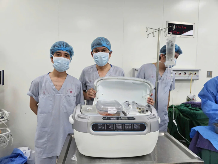 Bệnh viện Trung ương Huế lại lập kỷ lục ghép thận xuyên Việt - Ảnh 2.