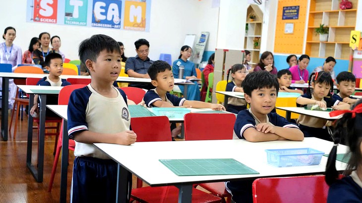 'Lên đời' trường tiên tiến ở TP.HCM: Phụ huynh hồ hởi với 85% 'quyền lực'; giáo viên trăn trở - Ảnh 2.
