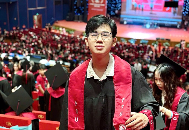Nam sinh tốt nghiệp thủ khoa Ngoại thương với điểm GPA 4.0/4.0 sau 3 năm học - Ảnh 1.
