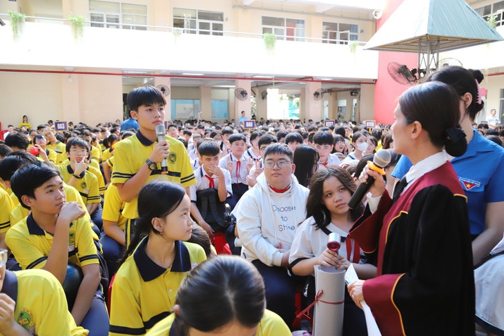 Học sinh bất ngờ khi nghe mức bồi thường trong phiên tòa giả định về bạo lực học đường - Ảnh 3.