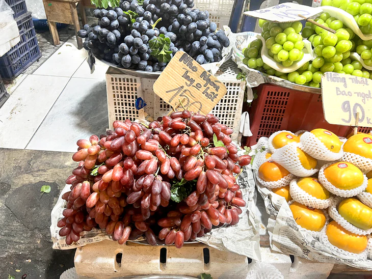 Giá cả đầu ngày: Tiểu thương chỉ cách phân biệt nho Ninh Thuận và nho Trung Quốc, giá cá tra nhích lên - Ảnh 1.
