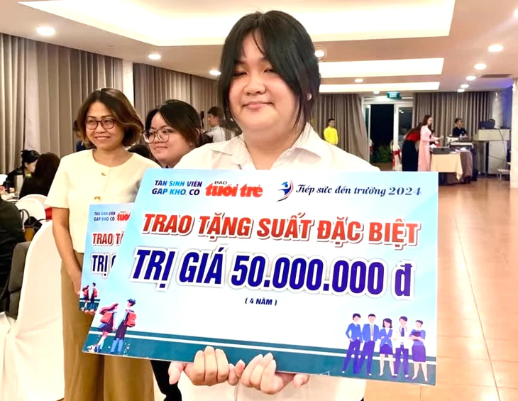 Thầy hiệu trưởng lặng lẽ tiếp sức, giữ ước mơ cho sinh viên nghèo - Ảnh 2.