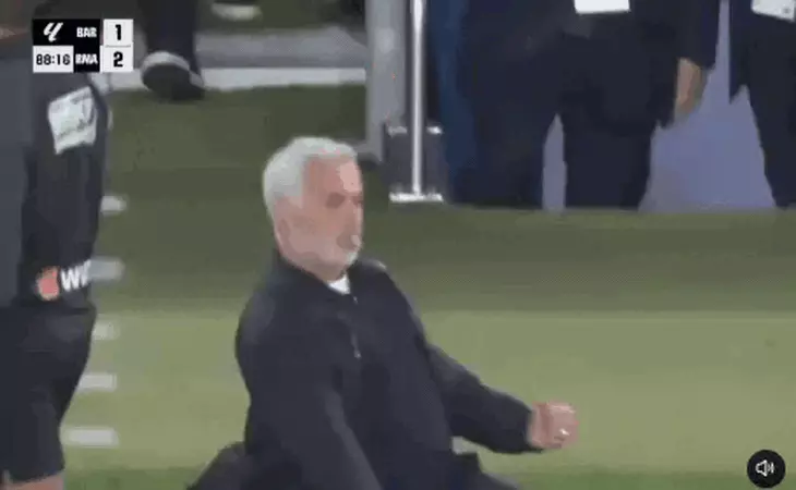 Mourinho thè lưỡi ăn mừng sau bàn thắng của Mbappe vào lưới Barca - Ảnh 1.
