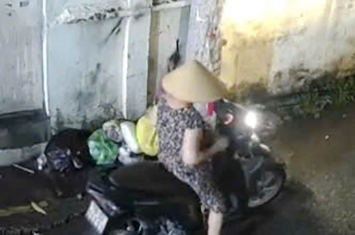 Từ hình ảnh người dân cung cấp, phường Bình Hưng Hòa phạt người đi ô tô vứt rác - Ảnh 3.