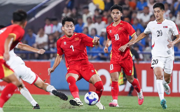 HLV Kim Sang Sik đang 'chia quân' cho U23 Việt Nam và tuyển Việt Nam - Ảnh 2.