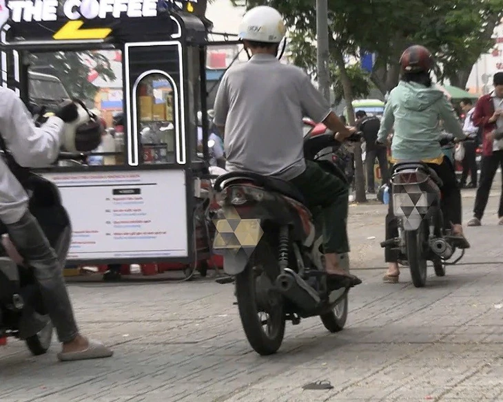 Hàng trăm xe máy đi trên vỉa hè bị CSGT ghi hình, xử phạt - Ảnh 1.