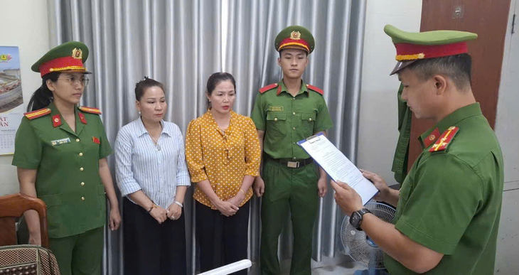 2 phụ nữ bị bắt vì cùng nhóm người khóa cửa, đe dọa để đòi tiền đặt cọc đất - Ảnh 1.
