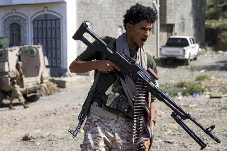 Houthi tuyên bố tấn công nhà máy lọc dầu lớn nhất Saudi Arabia và Bộ Quốc phòng - Ảnh 1.