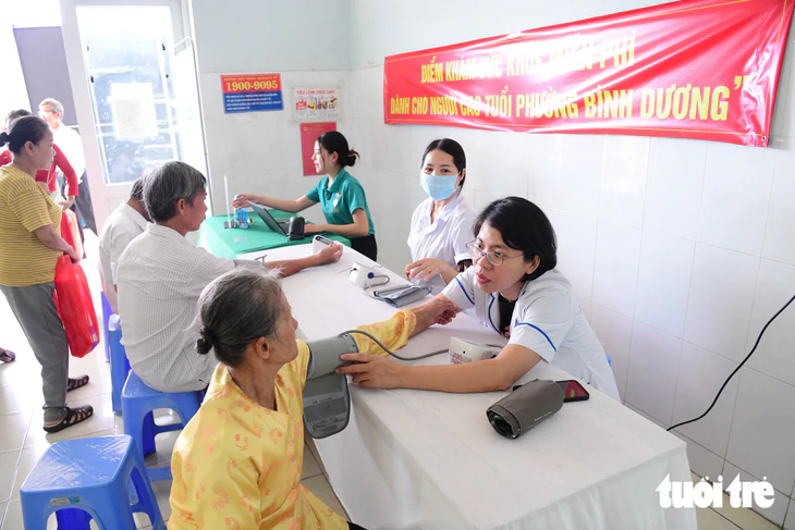 Ra mắt điểm chăm sóc sức khỏe và sinh hoạt người cao tuổi tại phường Bình Dương - Ảnh 2.