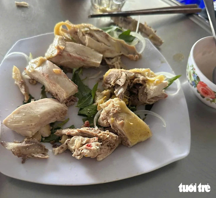 Quán cơm bán nửa con gà luộc, đĩa rau lang, dĩa thịt kho và một tô canh giá 640 ngàn, tài xế 'tá hỏa' - Ảnh 2.