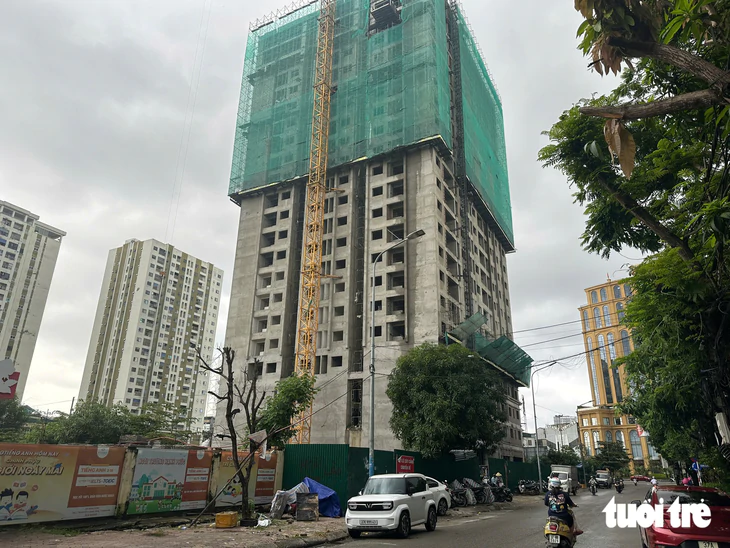 Đá từ công trình chung cư nghi rơi vỡ kính ô tô, ai đền? - Ảnh 3.