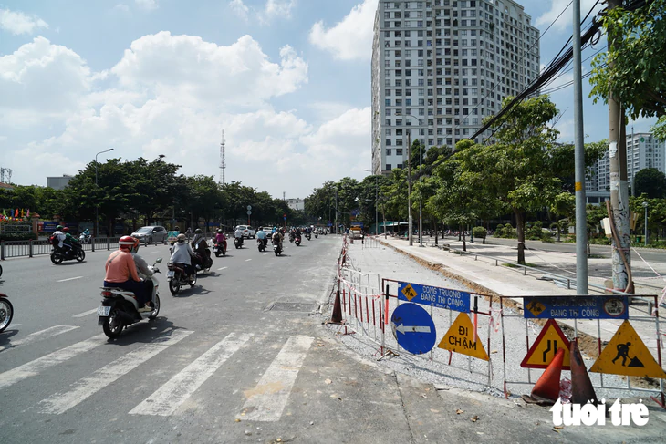 Cải tạo vỉa hè đường Hoàng Minh Giám thành làn riêng cho xe buýt - Ảnh 1.