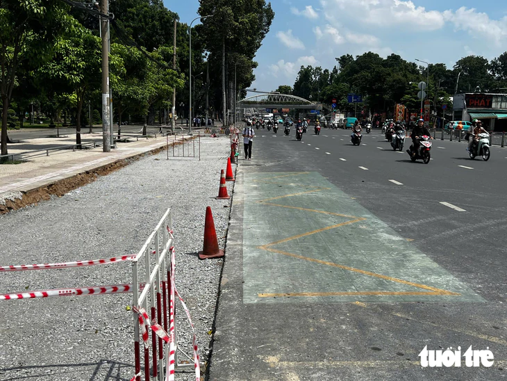 Cải tạo vỉa hè đường Hoàng Minh Giám thành làn riêng cho xe buýt - Ảnh 2.