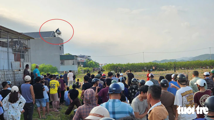 Công an Thanh Hóa vây ráp hơn 9 giờ, hai thanh niên cố thủ trên mái nhà mới chịu đầu hàng - Ảnh 3.
