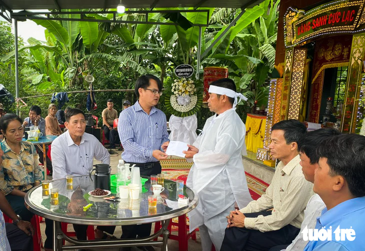 Vụ 2 cha con chết cháy, ông bà nội bị thương: Nghi do mâu thuẫn gia đình, ông nội đổ xăng đốt nhà - Ảnh 2.