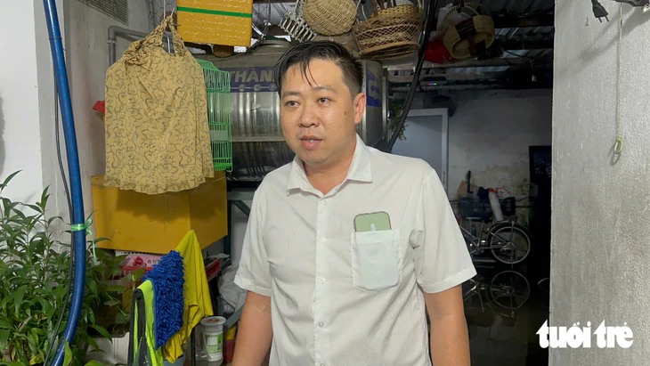 Triều cường bủa vây khu dân cư chung cư 136 Bùi Văn Ba, người dân thức đêm canh nước - Ảnh 2.