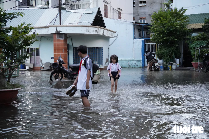 Triều cường bủa vây khu dân cư chung cư 136 Bùi Văn Ba, người dân thức đêm canh nước - Ảnh 6.