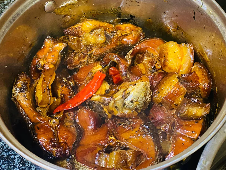 Cá quả kho củ niễng: Món ngon mùa thu miền Bắc, thơm béo mà không tanh - Ảnh 1.