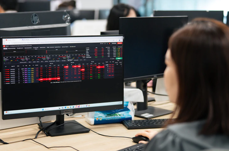 Sắc đỏ áp đảo, VN-Index chỉ giảm gần 2 điểm - Ảnh 1.