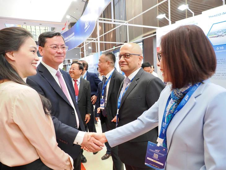 TP.HCM tìm mô hình tăng trưởng mới trong kỷ nguyên AI: Lấy con người và thể chế làm trọng tâm - Ảnh 2.