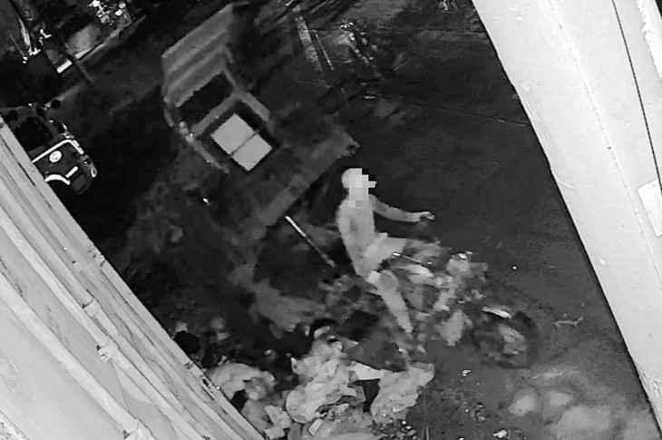Qua camera, xã Tân Vĩnh Lộc xác minh nhanh xe ba gác đổ rác lúc rạng sáng - Ảnh 1.