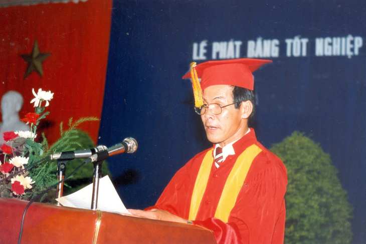 Người thầy 2 tay giải 2 bài toán qua lời kể sinh viên Đà Lạt - Ảnh 1.