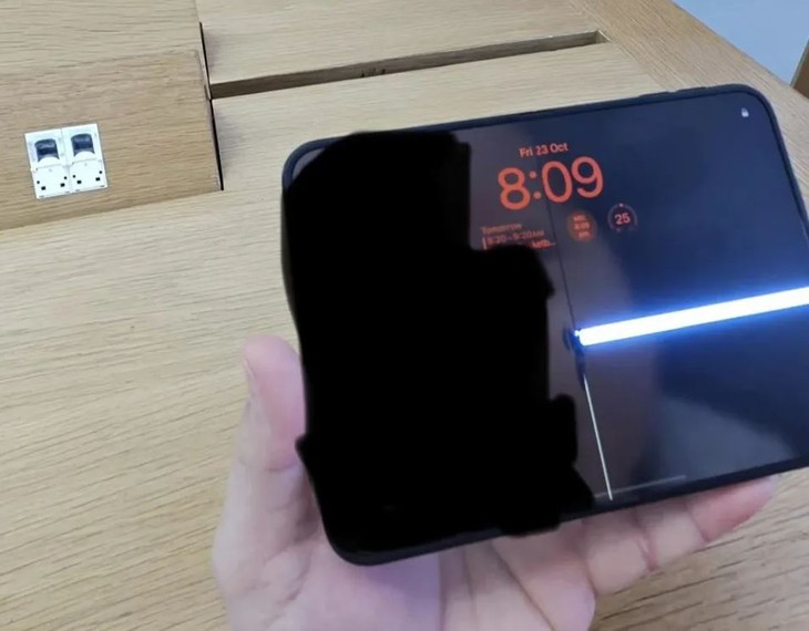 iPhone Duo lỗi màn hình gập chỉ sau vài giờ bóc seal - Ảnh 2.