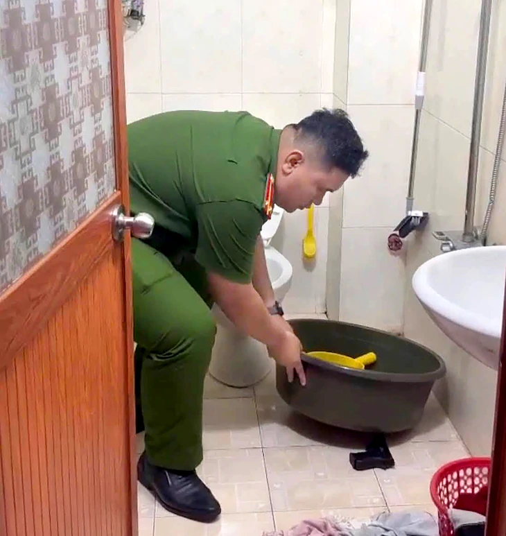 Cãi nhau với vợ, chồng lấy súng bắn đạn cao su lên trần nhà, bị khởi tố - Ảnh 2.