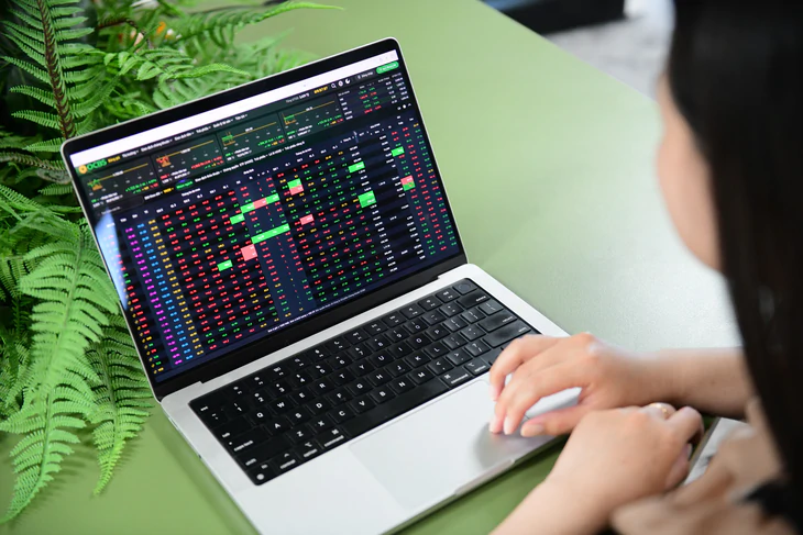 Chứng khoán 27-10: VN-Index điều chỉnh kỹ thuật, nên chốt lời hay giải ngân thêm? - Ảnh 1.