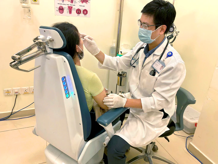 Khỏi cúm, nhưng vì sao vẫn ho dai dẳng, tái sốt hoặc xuất hiện triệu chứng mới? - Ảnh 1.