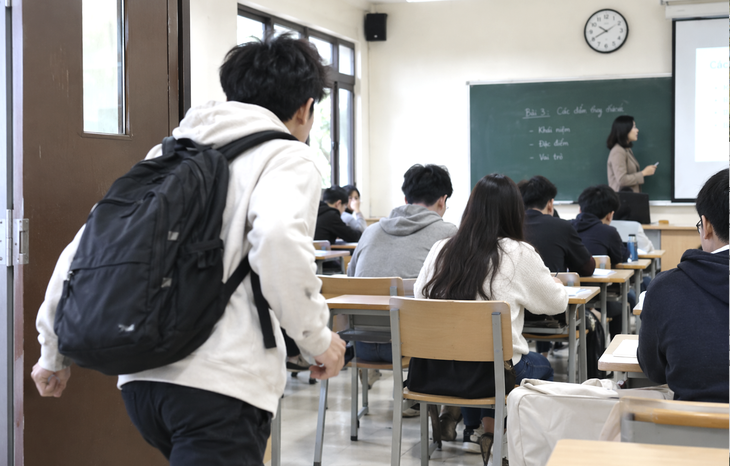 Sinh viên đi trễ 30 phút, giảng viên có quyền đuổi khỏi lớp?  - Ảnh 1.
