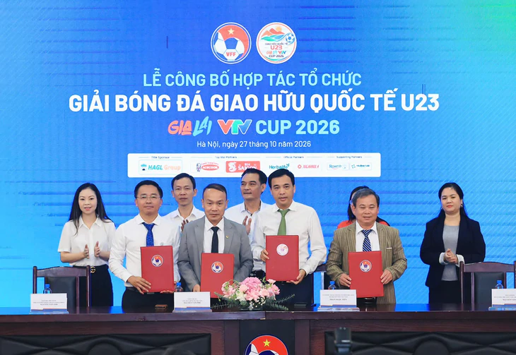 HLV Kim Sang Sik đang 'chia quân' cho U23 Việt Nam và tuyển Việt Nam - Ảnh 1.
