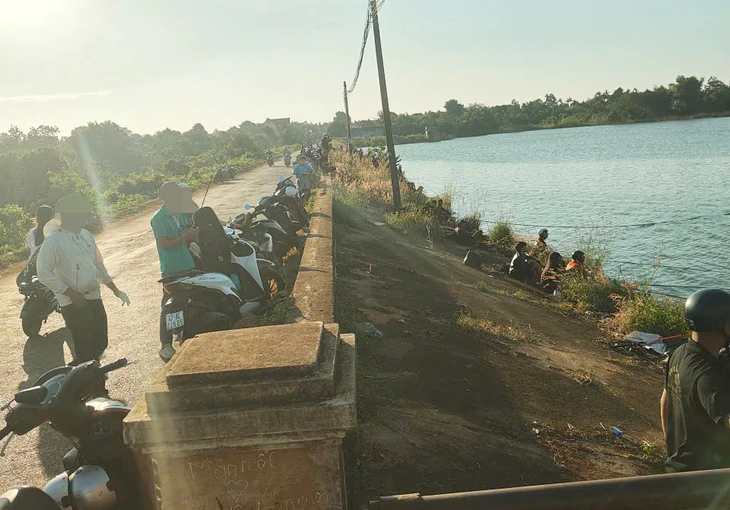 Lưới lồng bè rách, 1.000 con cá lăng 'sổng' ra ngoài hồ, người dân đổ xô đến câu - Ảnh 3.